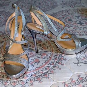 Selling these beautiful grey heels , only used few times